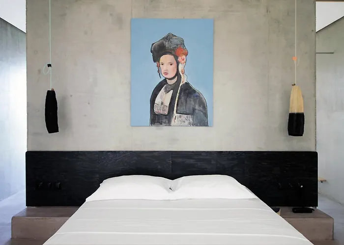 Despotiko Apt. & מלון